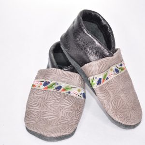 Gr. 24/25 Beiges Musterleder/Schwarz glänzend mit Feidern Band UNIKAT