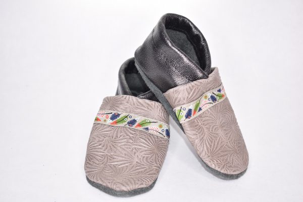 Gr. 24/25 Beiges Musterleder/Schwarz glänzend mit Feidern Band UNIKAT