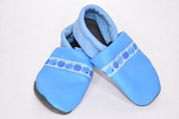 Gr. 24/25 Hellblau mit Apfel Band