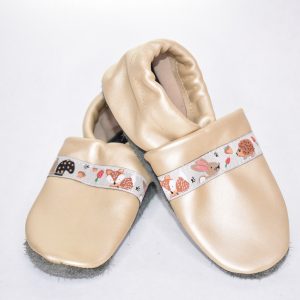 Gr. 26/27 Beige glänzend mit Waldtiere Band UNIKAT