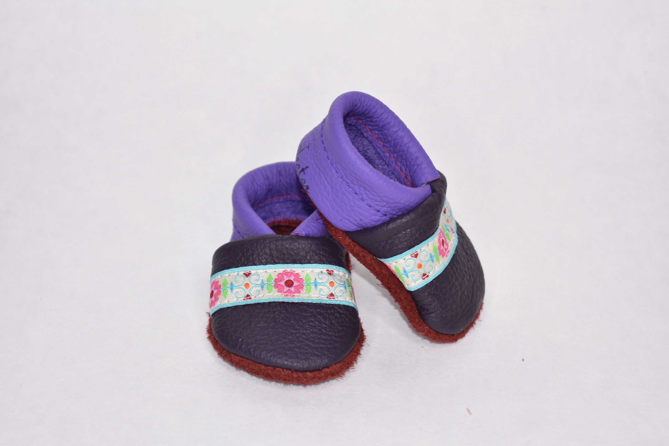 Dunkellila/Lila mit Blumen Band