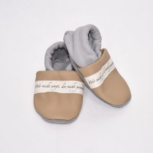 Gr. 18/19 Hellbraun/Hellgrau mit "Wer nicht wagt, der nicht gewinnt" Band