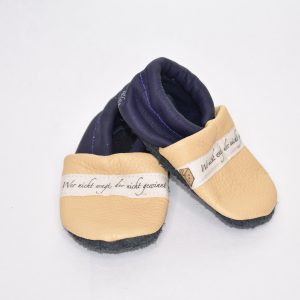 Gr. 20/21 Beige/Dunkelblau mit "Wer nicht wagt, der nicht gewinnt" Band